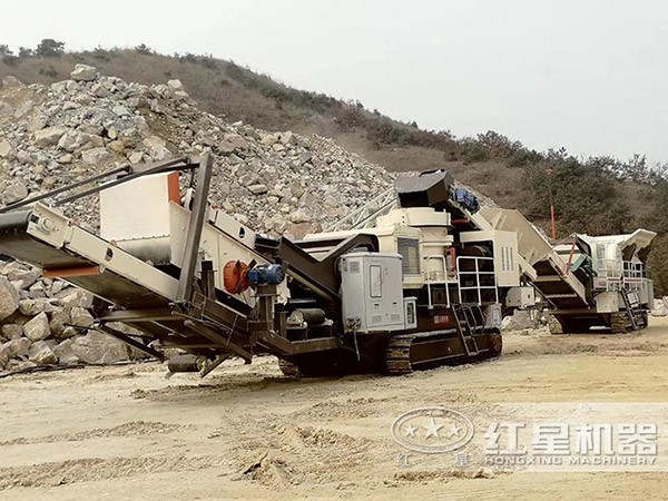 pg电子娱乐平台 履带式移动圆锥破碎机现场